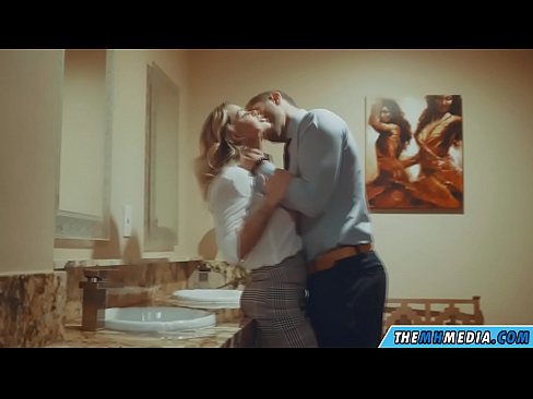 ❤️ Ko vas prsata blondinka zapelje na javnem stranišču ️ Sex video pri nas ❌️❤